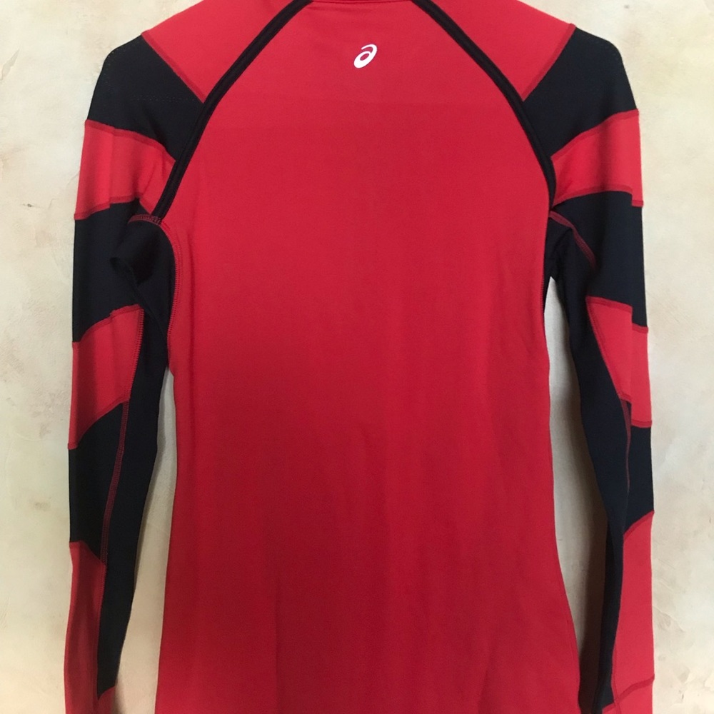 ASICS pullover workout top. - Picture 3 of 4